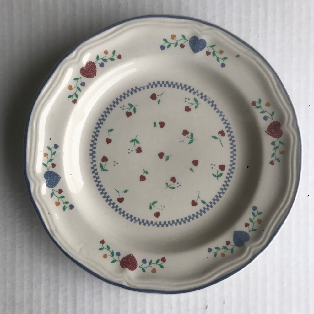 Set Of 2 Vintage Newcor “Legacy Hearts” Salad/Dessert Plates